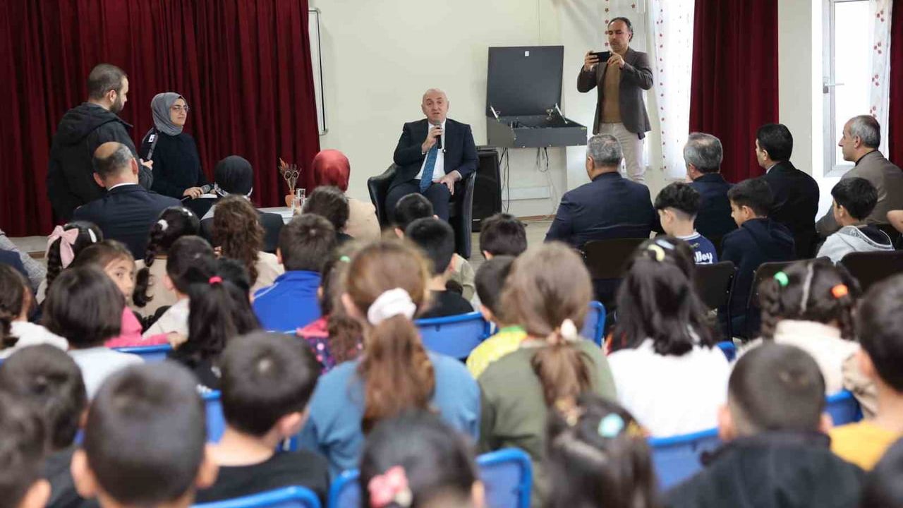 Başkan Muzaffer Bıyık, 3. Sınıf Öğrencilerine Yerel Yönetimleri Anlattı