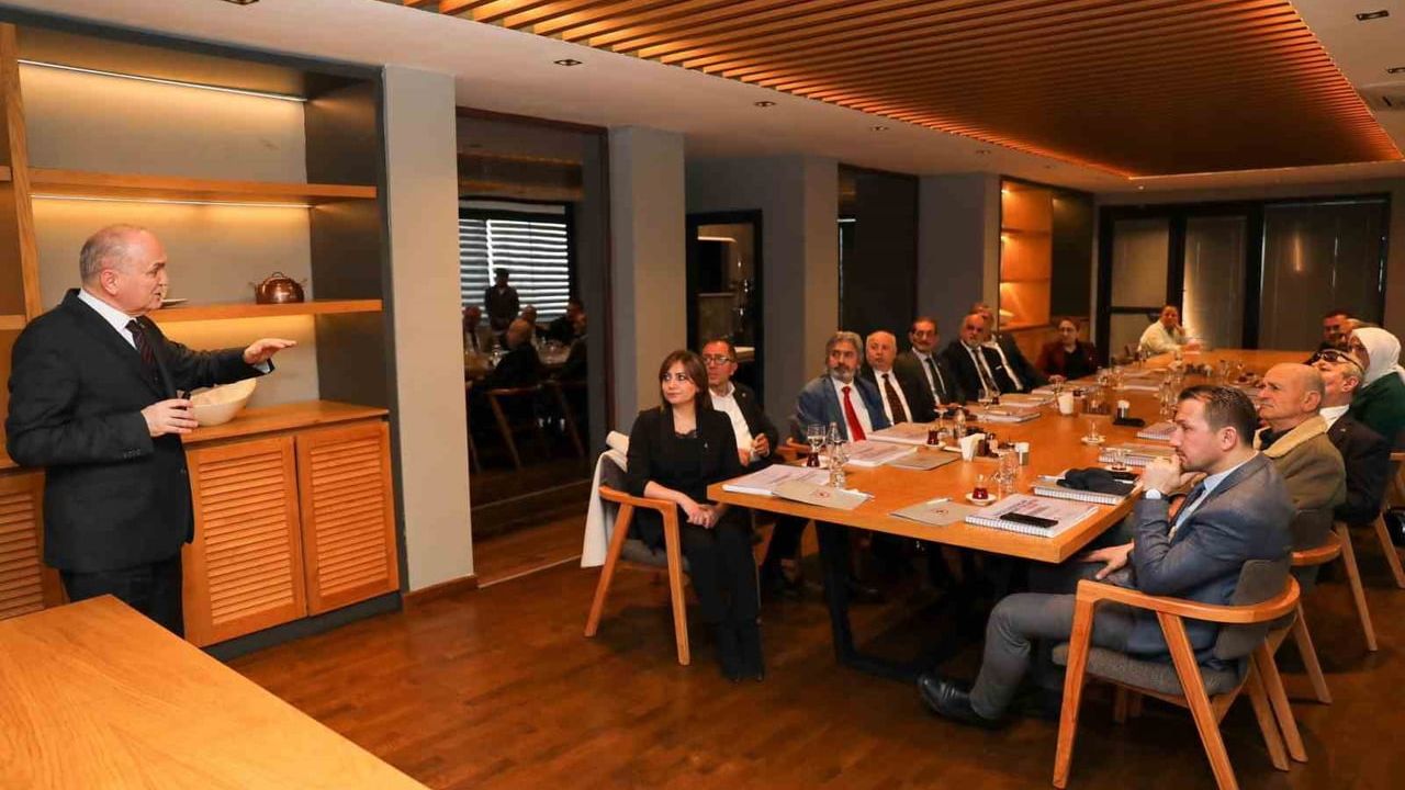 Başkan Özlü, Siyasi Parti İl Başkanlarına Düzce'deki Prestij Yatırımlarını Anlattı