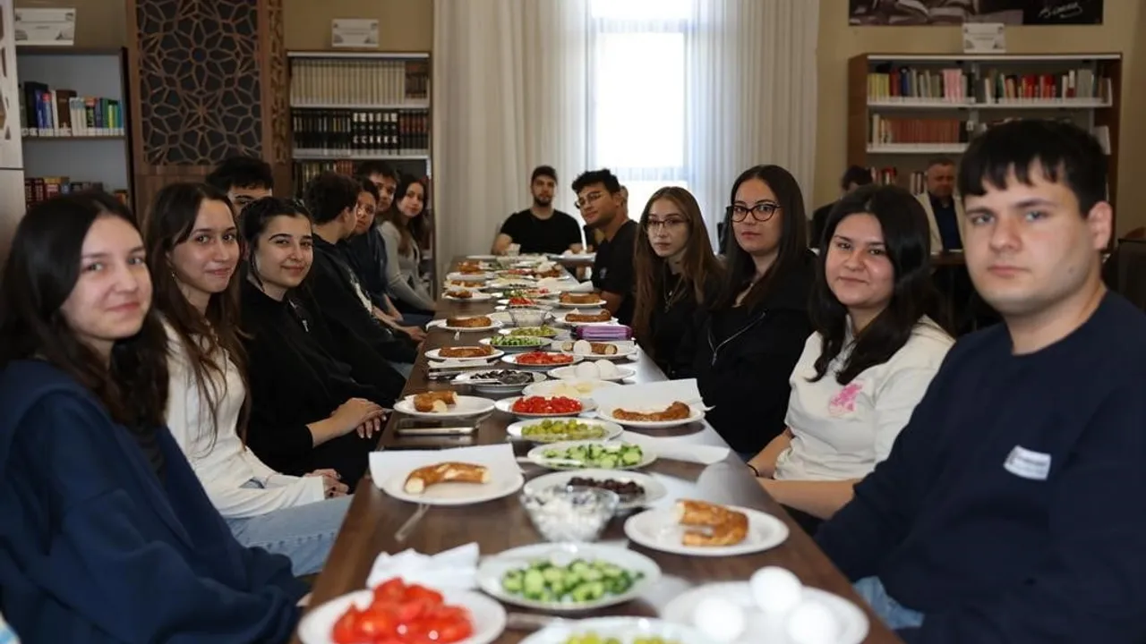 Başkan Şimşek, YKS'ye Hazırlanan Öğrencilerle Kahvaltıda Buluştu