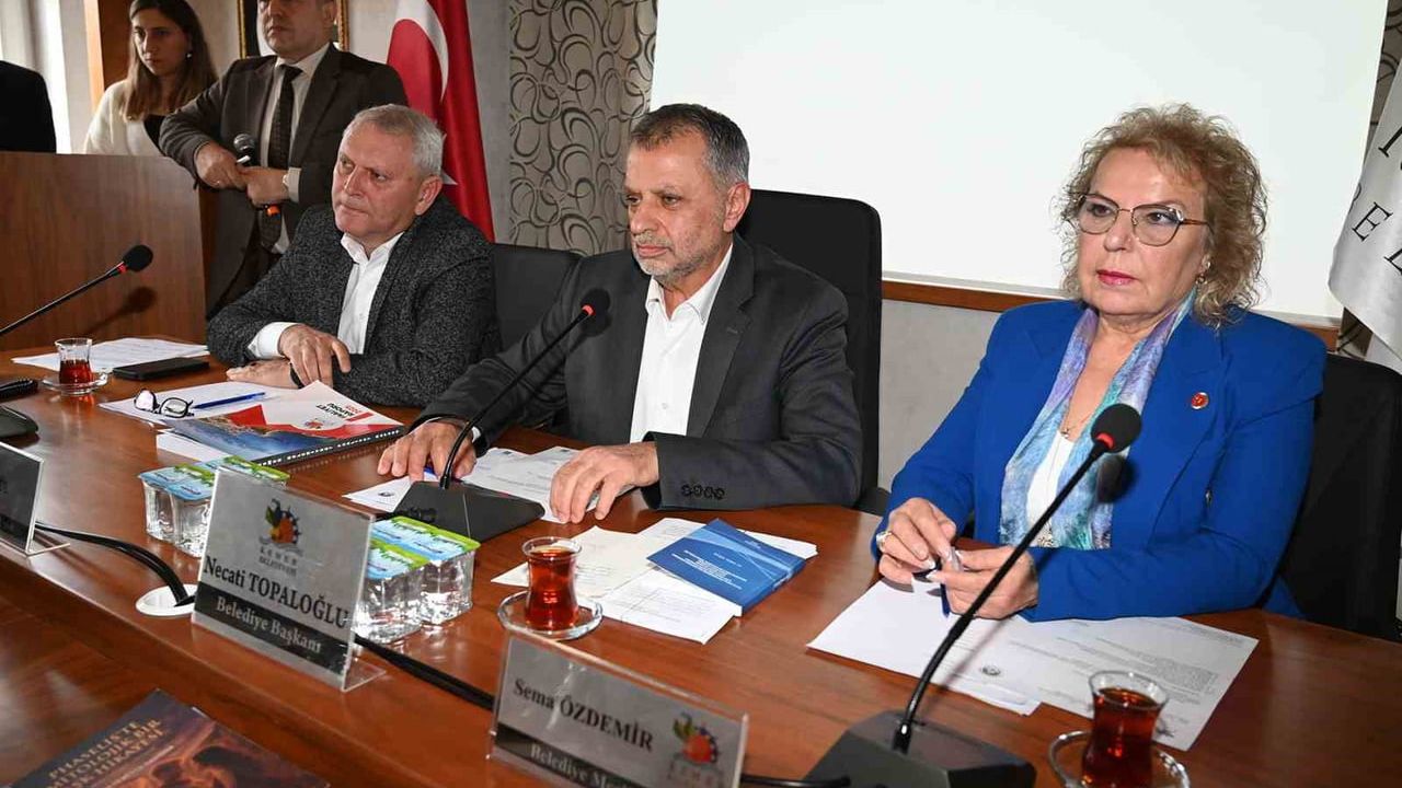 Başkan Topaloğlu: Yollardaki kazılar altyapı kurumlarına ait; 2025 faaliyet raporu oy birliğiyle kabul edildi