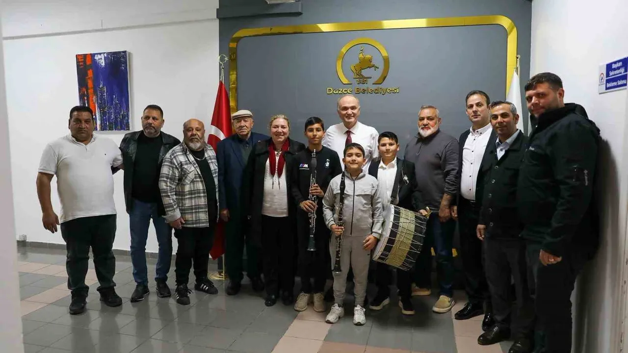 Başkandan küçük müzisyenlere destek: Faruk Özlü'den nota ve kıyafet sözü