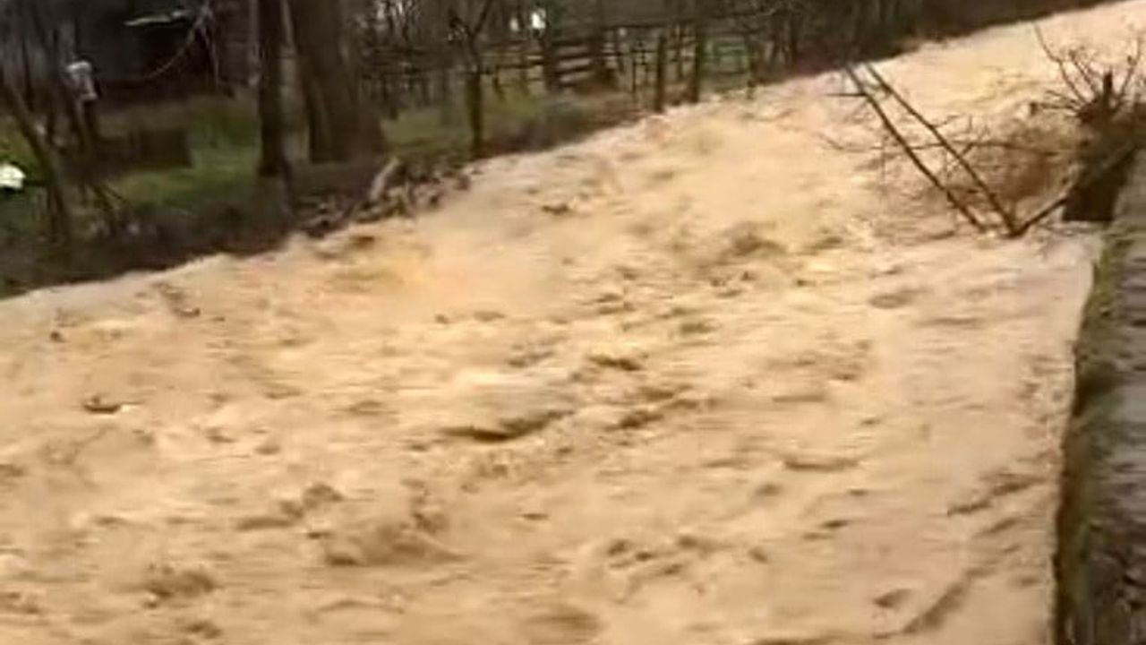Başkentte sağanak: Yahyalar Durali Bezci Ortaokulu'nun istinat duvarı çöktü, dereler taştı