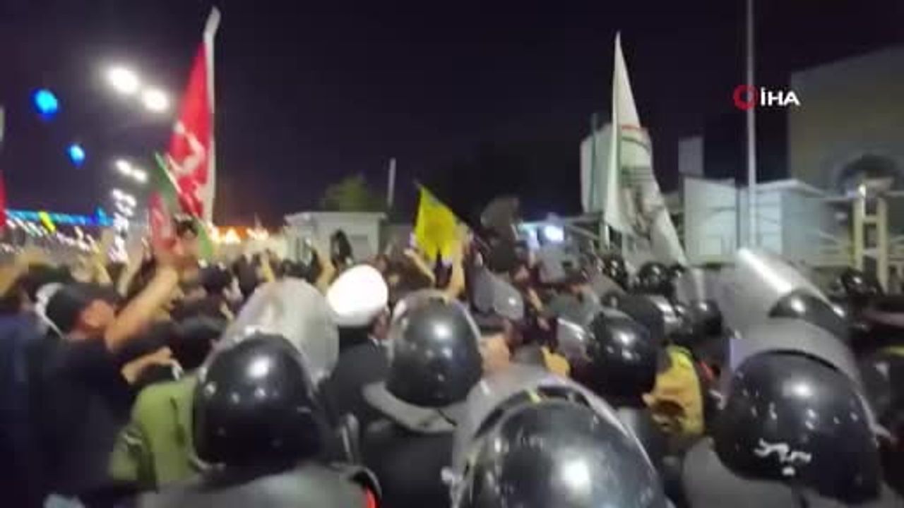 Basra'da Kuveyt Konsolosluğu önünde gerginlik: Konsolosluğa giren protestocular bayrak değiştirdi