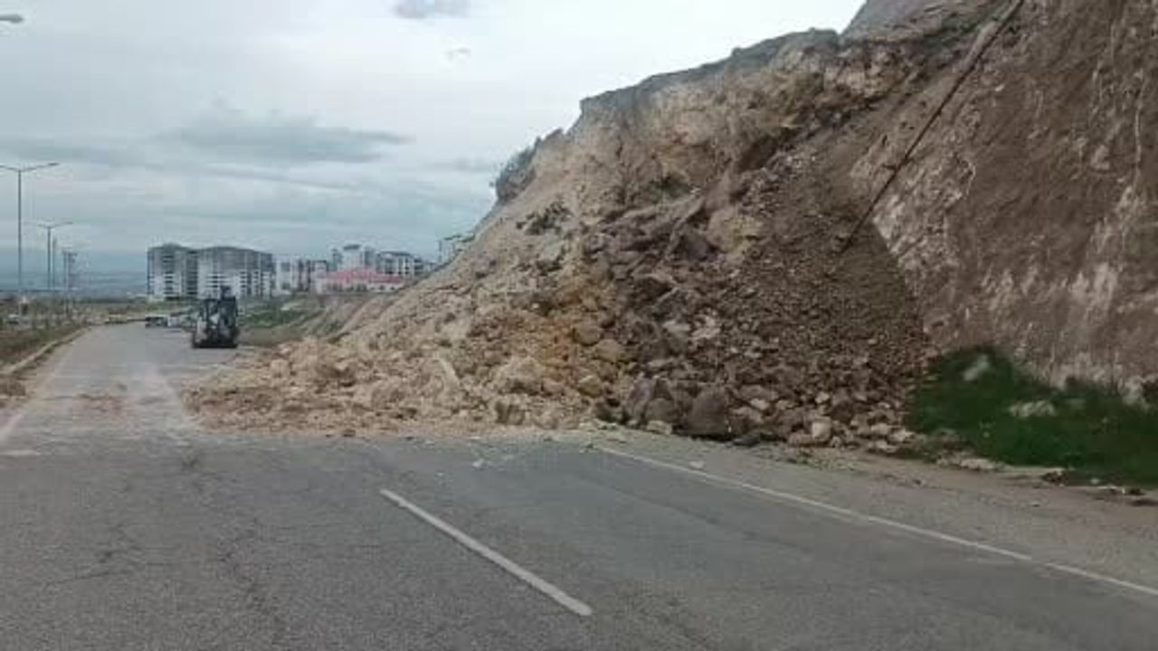 Batman'da heyelan: Batı Raman Kampüsü yolunun bir şeridi ulaşıma kapandı