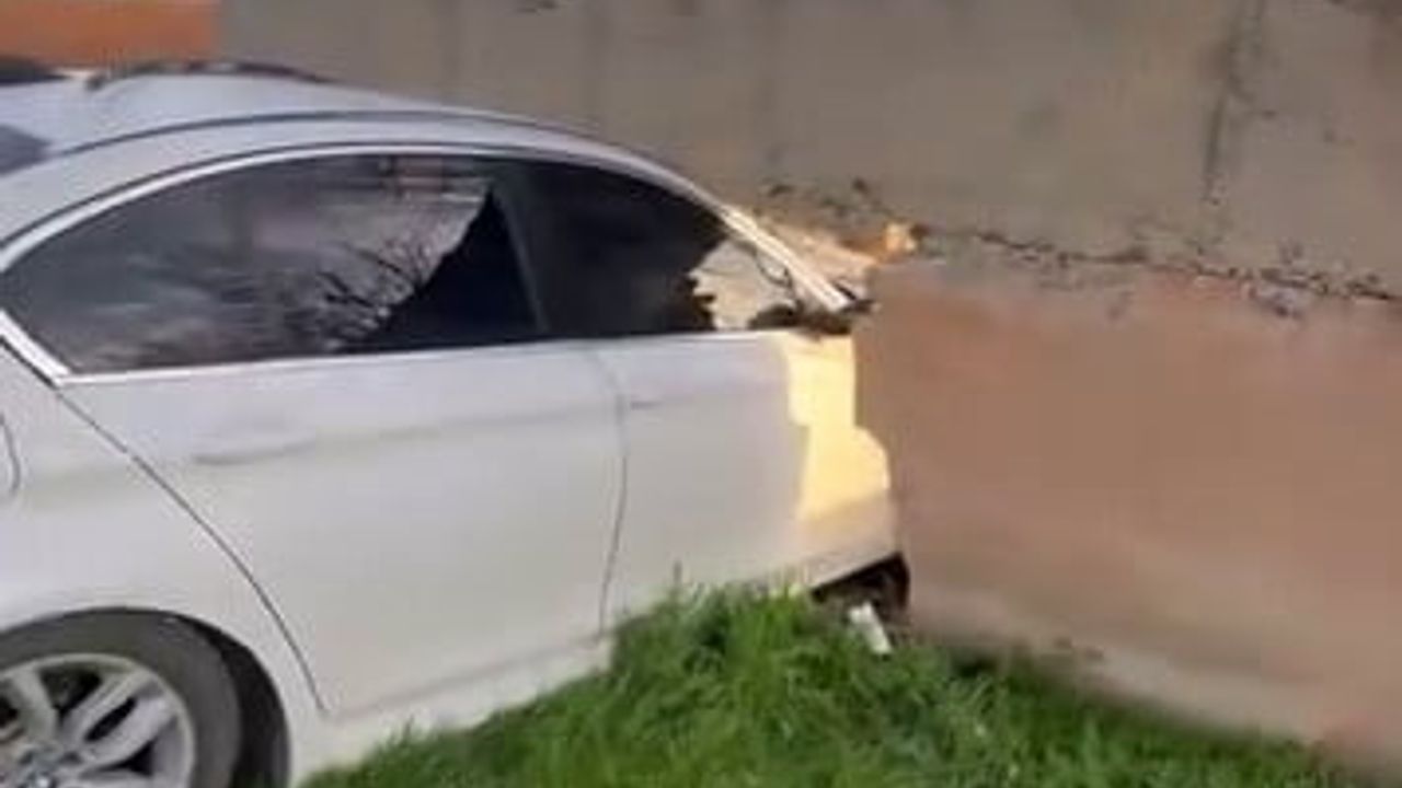 Batman'da otomobil Petrol mezarlığı mevkiinde ihata duvarına çarptı: Sürücü hafif yaralandı