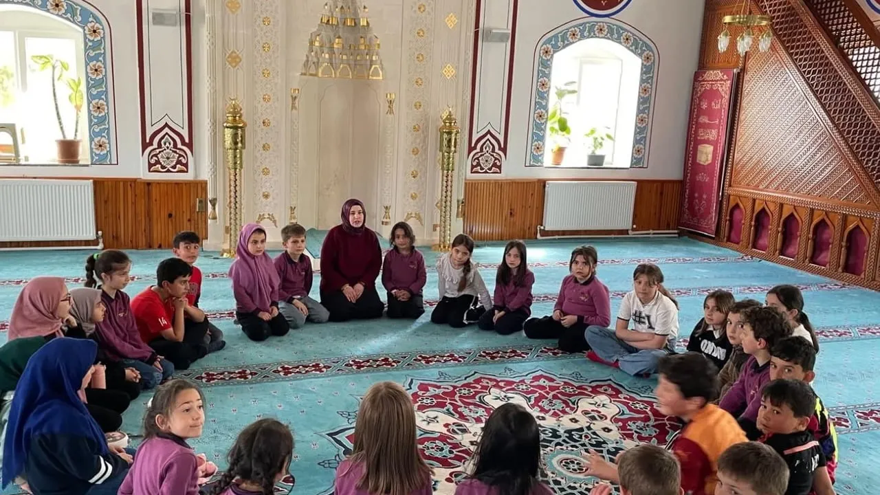 Bayburt Müftülüğü ilkokul ve ortaokul öğrencilerine yönelik değerler eğitimi programlarını sürdürüyor