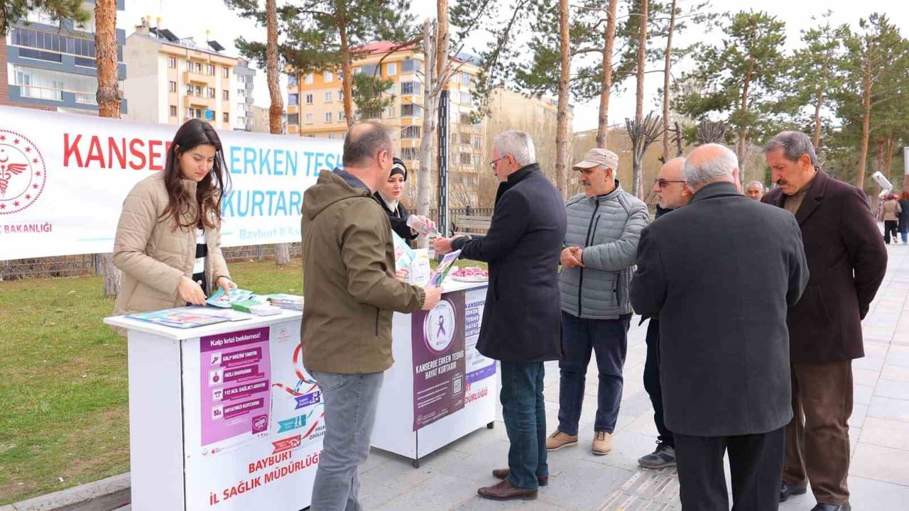 Bayburt'ta 1-7 Nisan 2026 Ulusal Kanser Haftası kapsamında bilgilendirme standı açıldı
