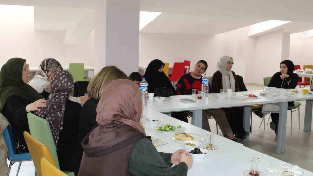 Bayburt’ta annelere 'Otizmli Çocuklarda Ergenlik Dönemi' bilgilendirme programı