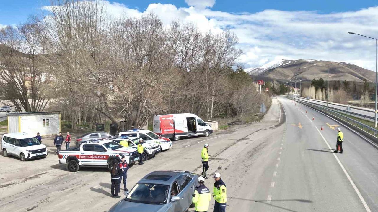 Bayburt’ta Emniyet ve Jandarmadan Polis Haftası Kapsamında Ortak Trafik Denetimi