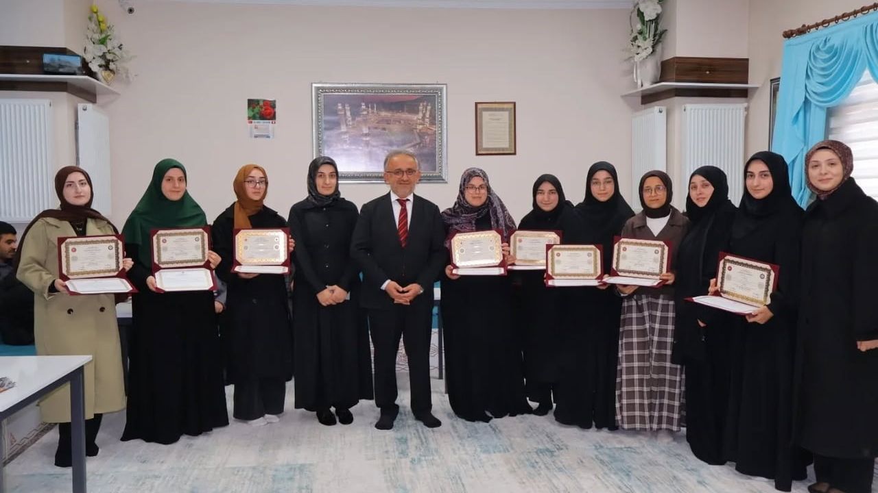 Bayburt'ta hafızlık belgesi töreni: Diyanet sınavını geçen öğrencilere belgeleri verildi