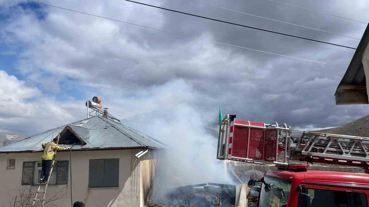 Bayburt’ta Manas Köyü'ndeki Ahır Yangını, İtfaiye Müdahalesiyle Evin Sıçramadan Söndürüldü