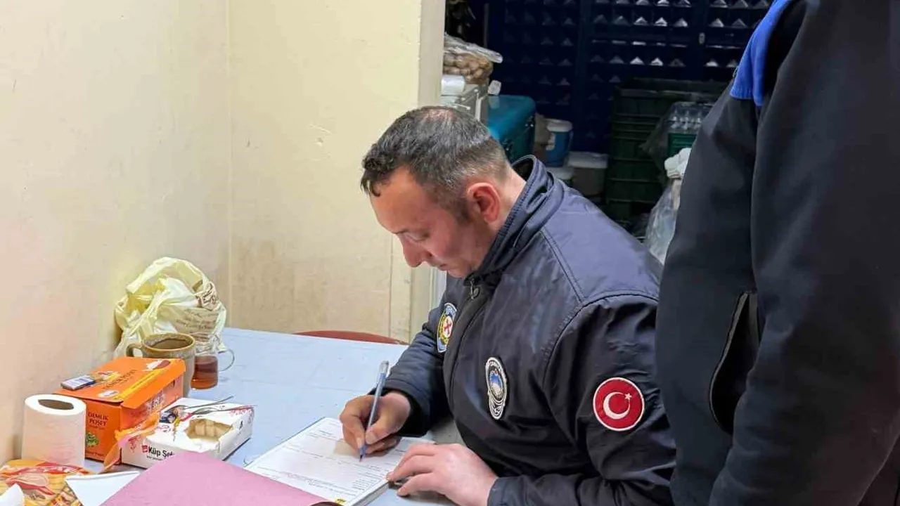 Bayburt’ta market denetimleri: tarihi geçmiş ürünler imha edildi, yasal işlem başlatıldı