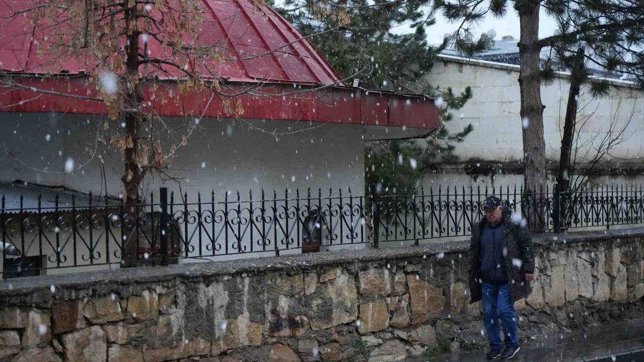Bayburt’ta Nisan Karı: Kent Merkezinde Lapa Lapa, Kop Dağı’nda Kar ve Fırtına