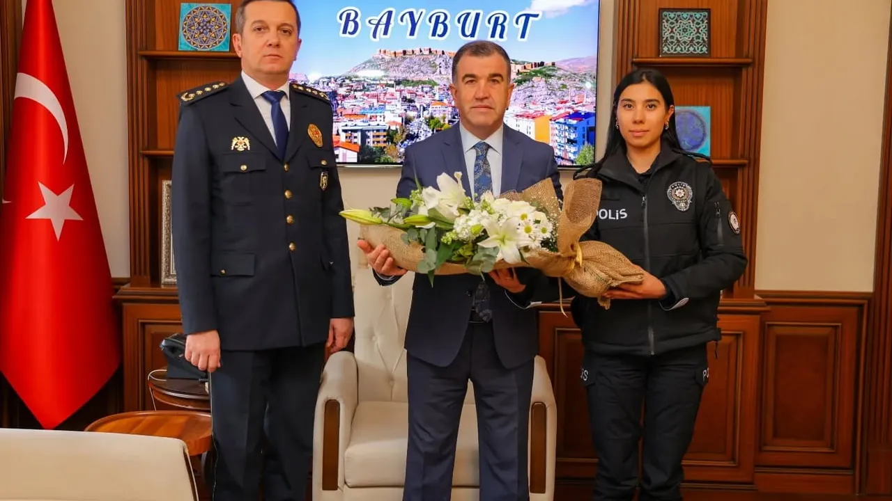 Bayburt’ta Polis Haftası Ziyareti: Emniyet Müdürü Erkol Vali Eldivan’ı Bilgilendirdi
