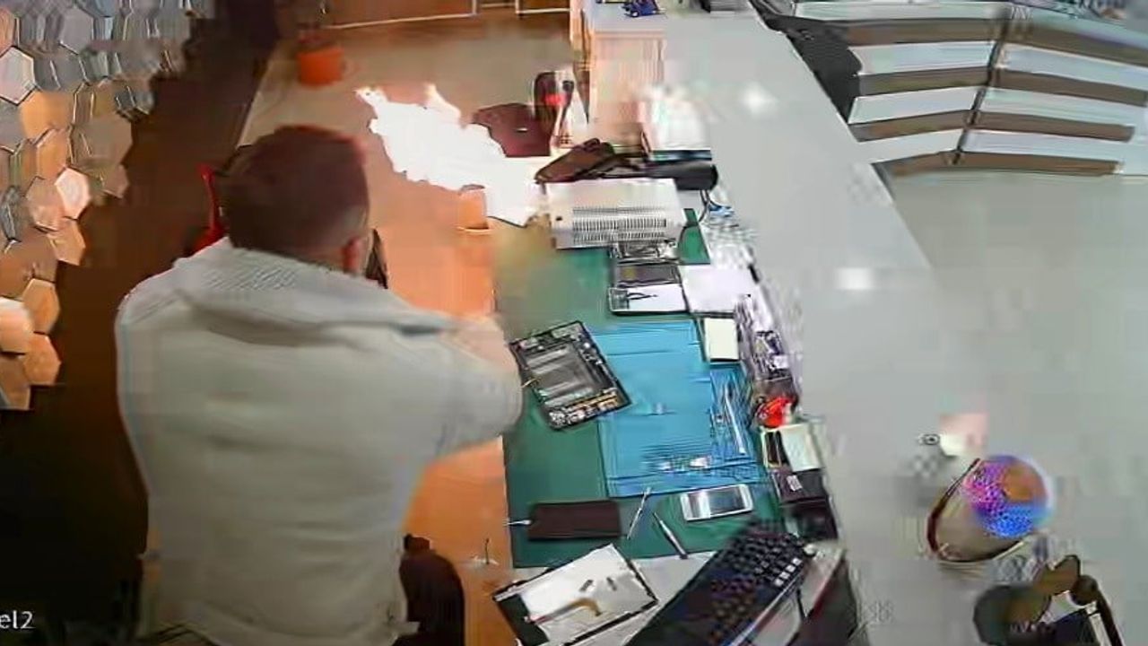 Bayburt'ta Tamirci İş Yerinde Şişen Telefon Bataryasının Patlaması Güvenlik Kamerasına Yansıdı