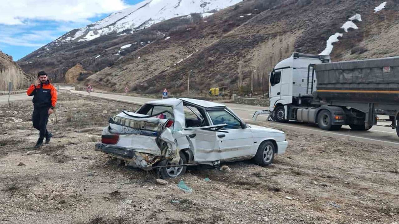 Bayburt’ta tırın otomobile arkadan çarpması sonucu 3 kişi yaralandı