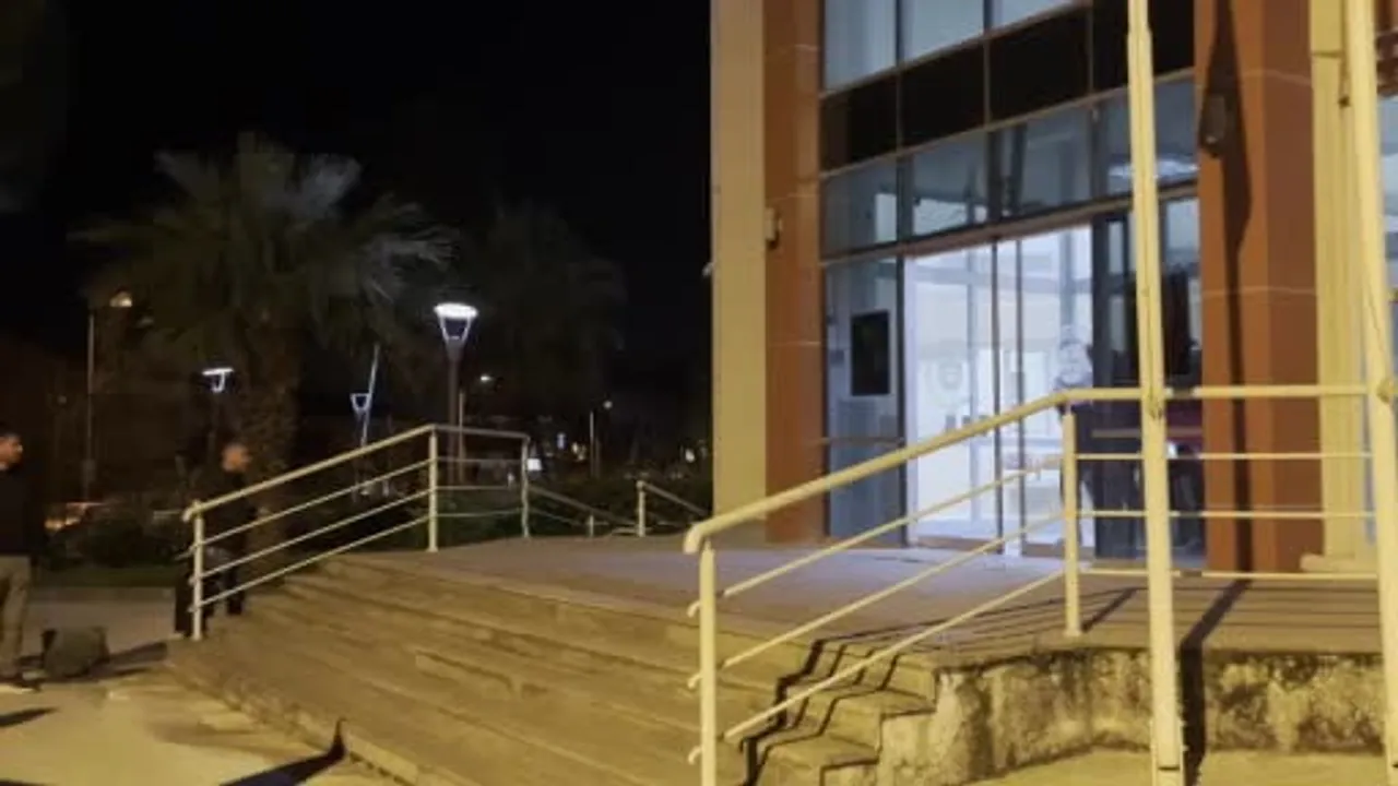 Bayındır'da aranan şahıs operasyonunda 3 polisi yaralayan 4 şüpheli tutuklandı