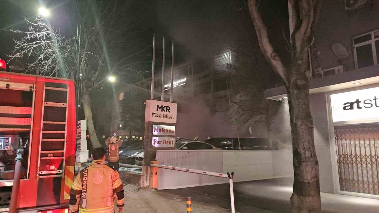 Beşiktaş Balmumcu'da oto galeride çıkan yangında 15 araç hasar gördü; yaklaşık 100 milyon lira zarar
