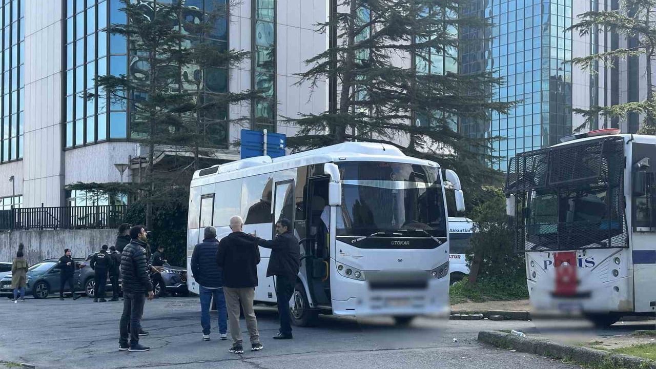 Beşiktaş Levent’te çatışmada servis araçlarına kurşun isabet etti