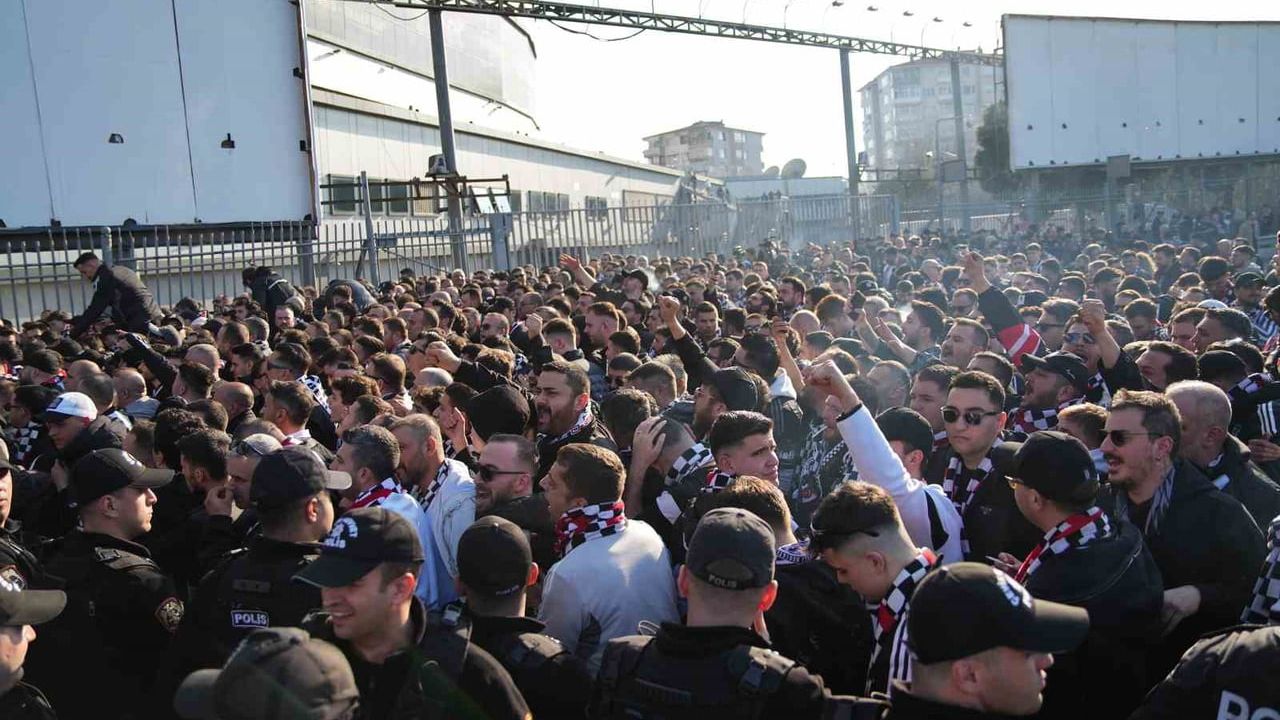 Beşiktaş taraftarları Kadıköy'de: Derbi öncesi 2 bin 100 kişi 45 otobüsle stada gitti