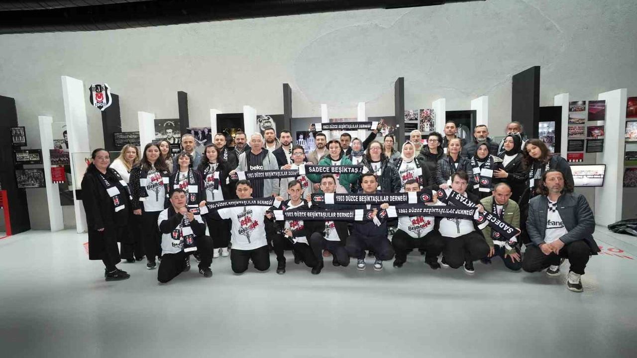 Beşiktaş yöneticileri Düzce Kusursuz Kafe'de çalışan özel bireyleri İstanbul'da ağırladı