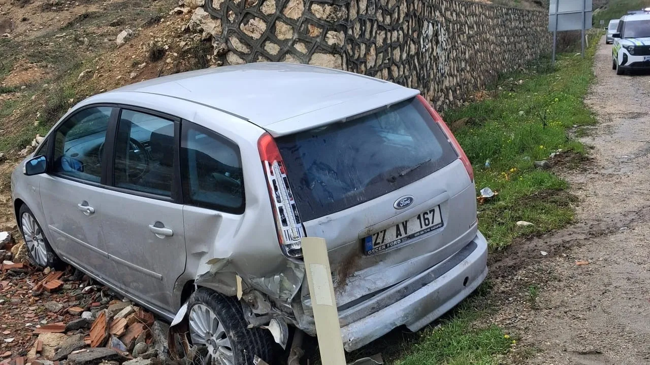 Besni'de iki otomobil çarpıştı: 1 kişi yaralandı