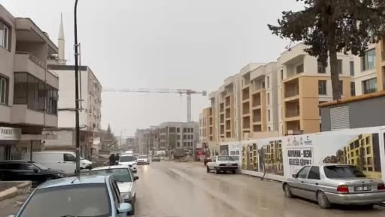 Besni’de Libya kaynaklı toz taşınımı ve sağanak hayatı olumsuz etkiledi