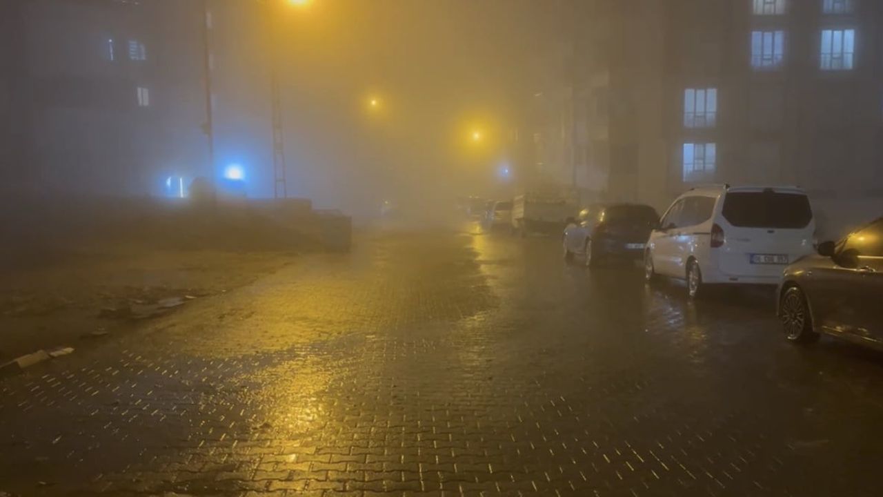 Besni'de sağanak ve yoğun sis: görüş mesafesi 10 metreye kadar düştü