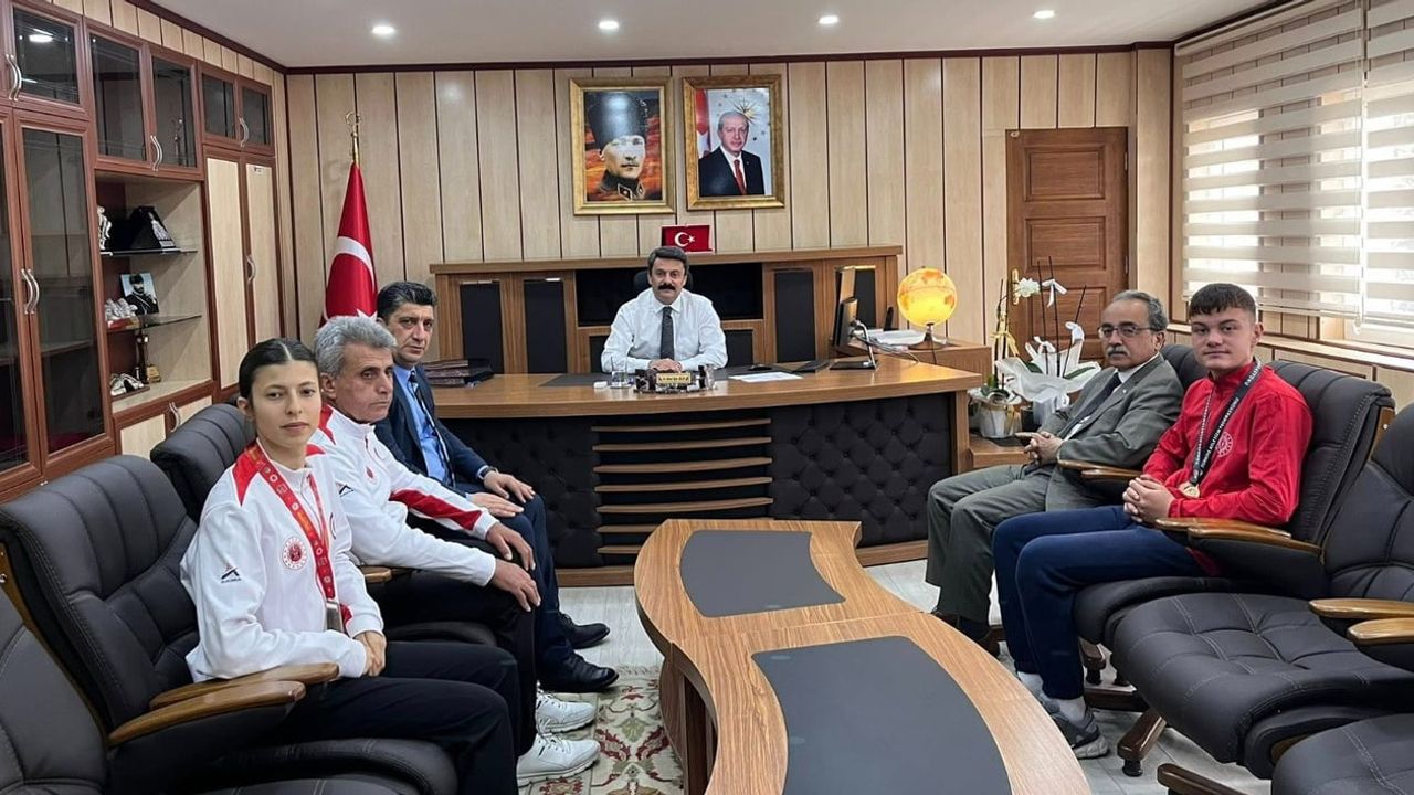 Besnili sporculardan Kaymakam Ahmet Oğuz Aslan’a ziyaret: IFMA'da Avrupa ikinciliği ve U-14'te çifte şampiyonluk