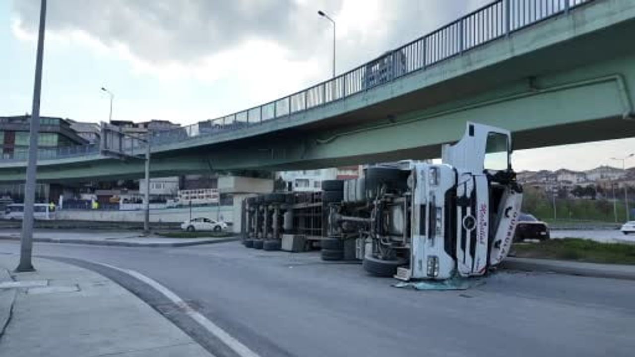 Beylikdüzü Liman Caddesi'nde virajı alamayan TIR devrildi