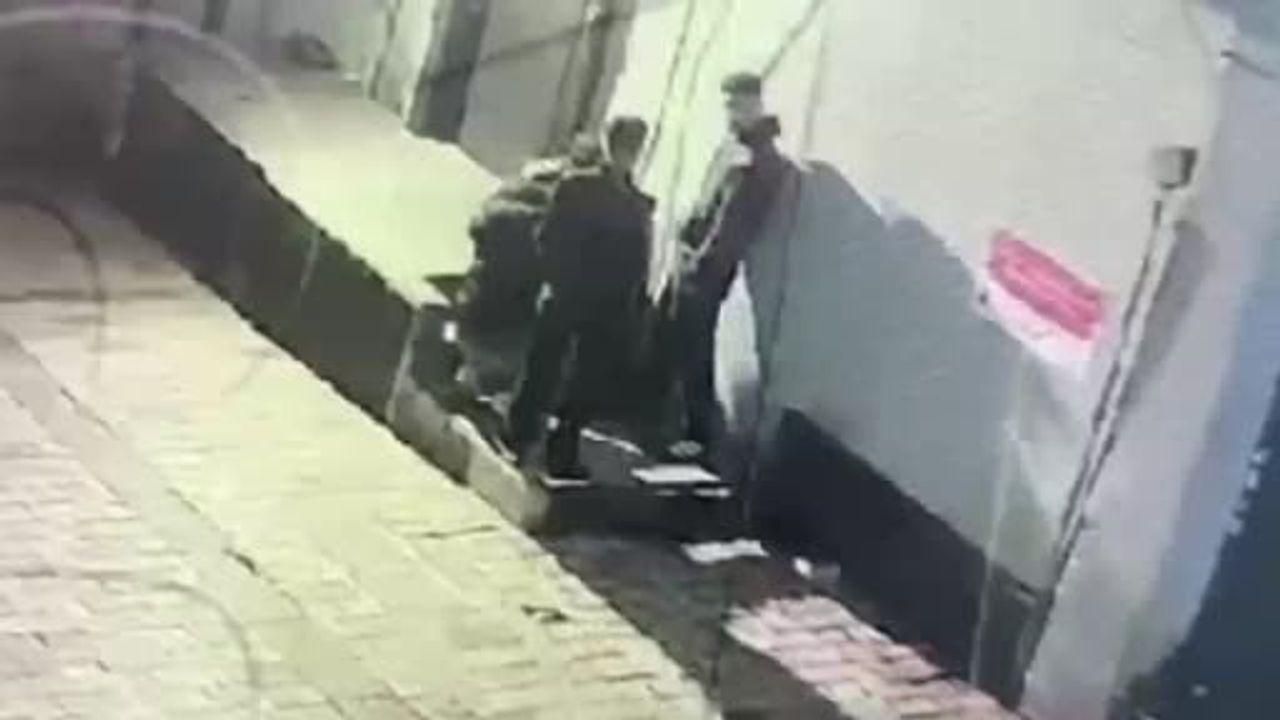 Beyoğlu İstiklal Caddesi'nde 'yardım' yalanıyla yankesicilik: 2 şüpheli suçüstü yakalandı