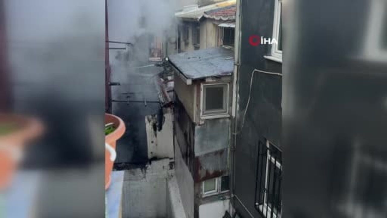 Beyoğlu'nda kaynak kıvılcımı yangın çıkardı; 2 kişi itfaiye tarafından kurtarıldı