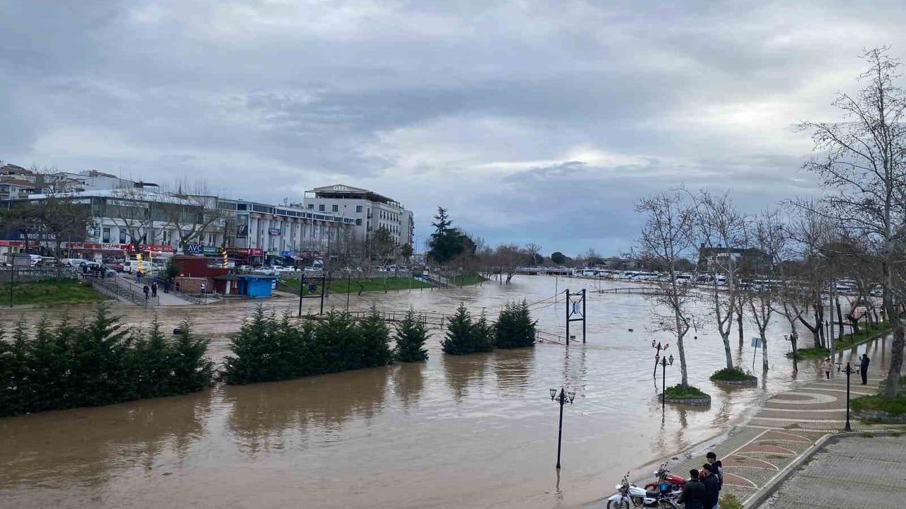 Biga'da Kocabaş Çayı taştı; otopark alanı sular altında kaldı