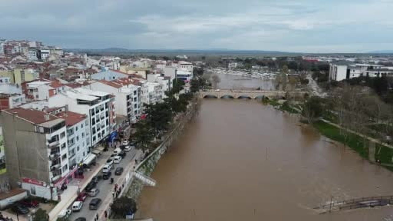 Biga'da Kocabaş Çayı yağmurla taştı — Akkayrak Köprüsü geçici olarak trafiğe kapatıldı
