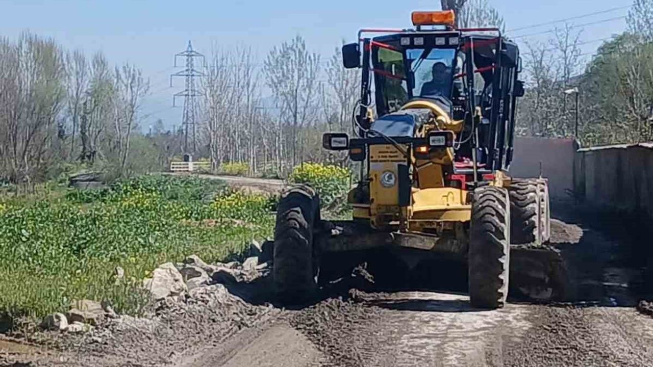 Bilecik Bayırköy'de greyderle arazi yolu düzenlemesi