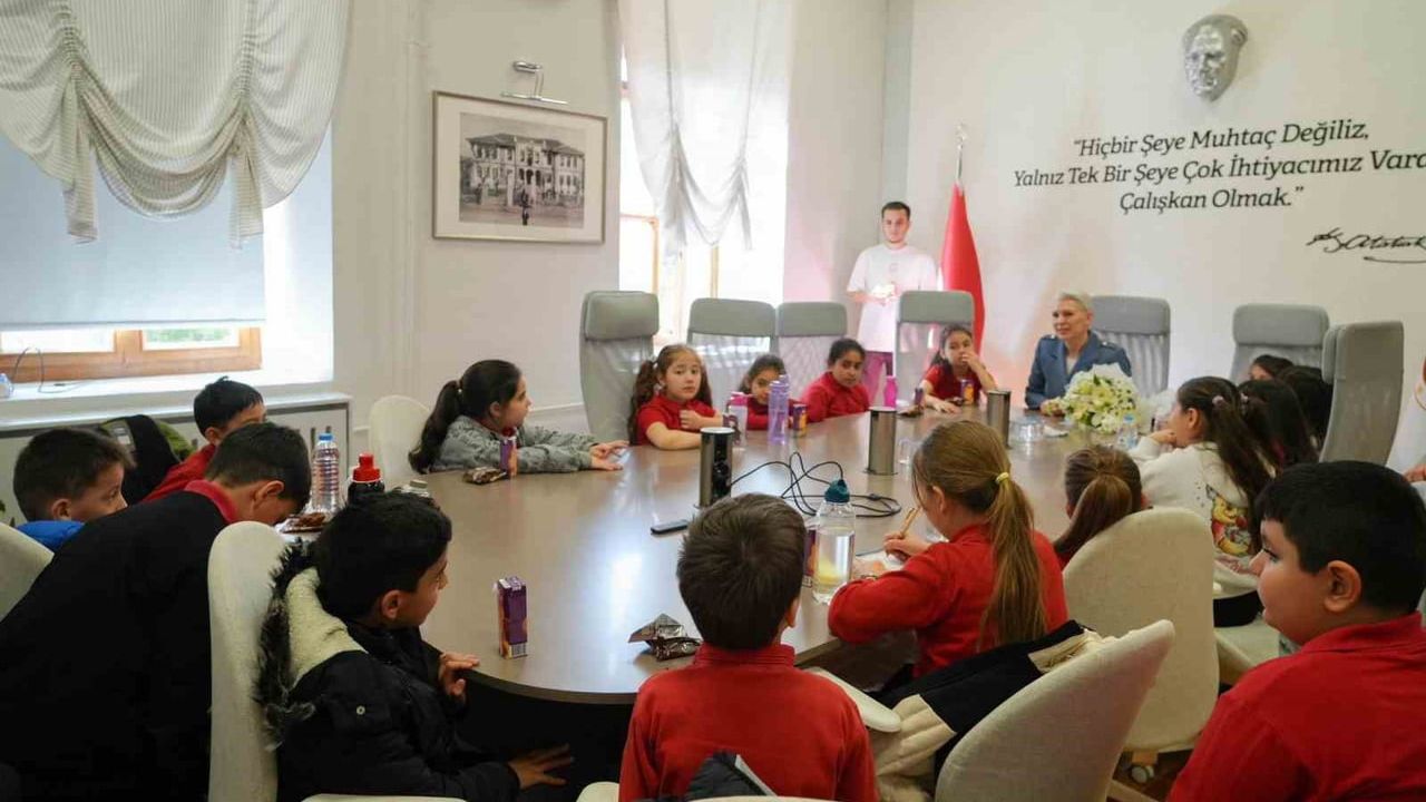 Bilecik Belediye Başkanı Subaşı, İlkokul Öğrencilerini Makamında Bilgilendirdi