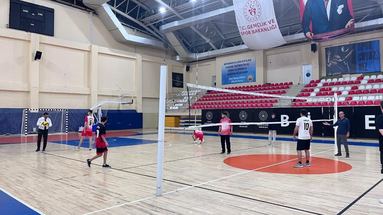 Bilecik İl Müdürü Nejat İlhan, Çocuk Evleri Sitesi'nde çocuklarla voleybol oynadı