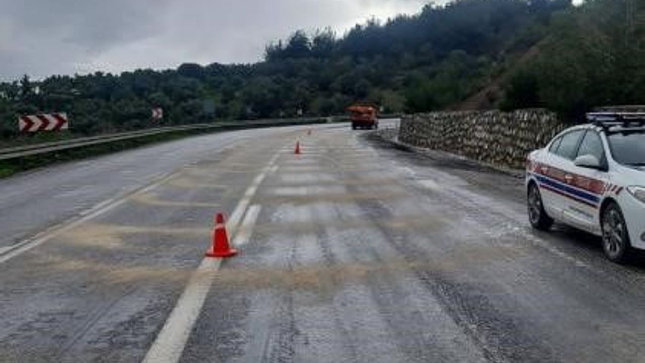 Bilecik Osmaneli-İznik yolunda su birikintisi nedeniyle kaplama ve kumlama çalışması