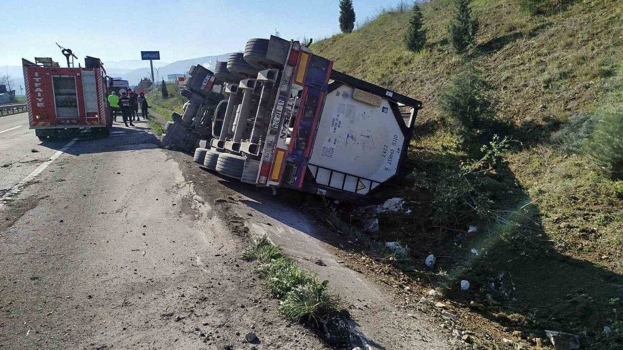 Bilecik Selimiye Köyü'nde tır devrildi; sürücü Mustafa D. yaralandı