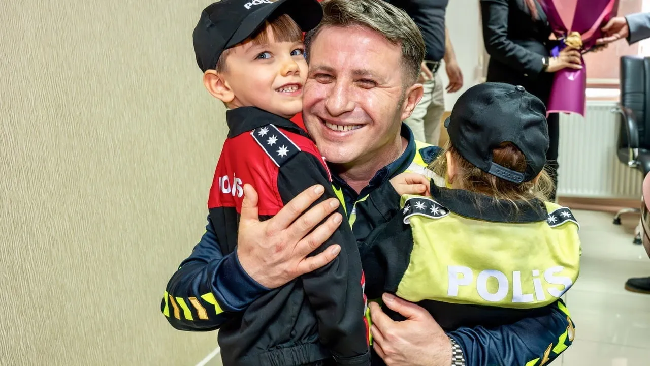 Bilecik’te anaokulu öğrencileri, Türk Polis Teşkilatı’nın 181. kuruluş yılını İl Emniyet Müdürlüğü’nde kutladı