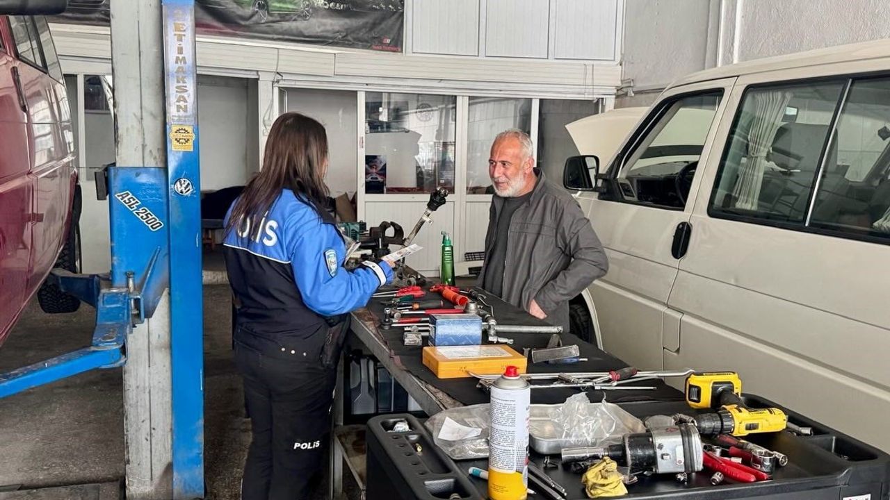 Bilecik’te Bozüyük Polisi Esnaf ve Vatandaşı Dolandırıcılığa Karşı Uyardı