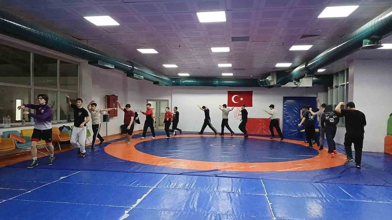 Bilecik'te güreşçiler teknik ve taktik antrenmanlarla geleceğe hazırlanıyor