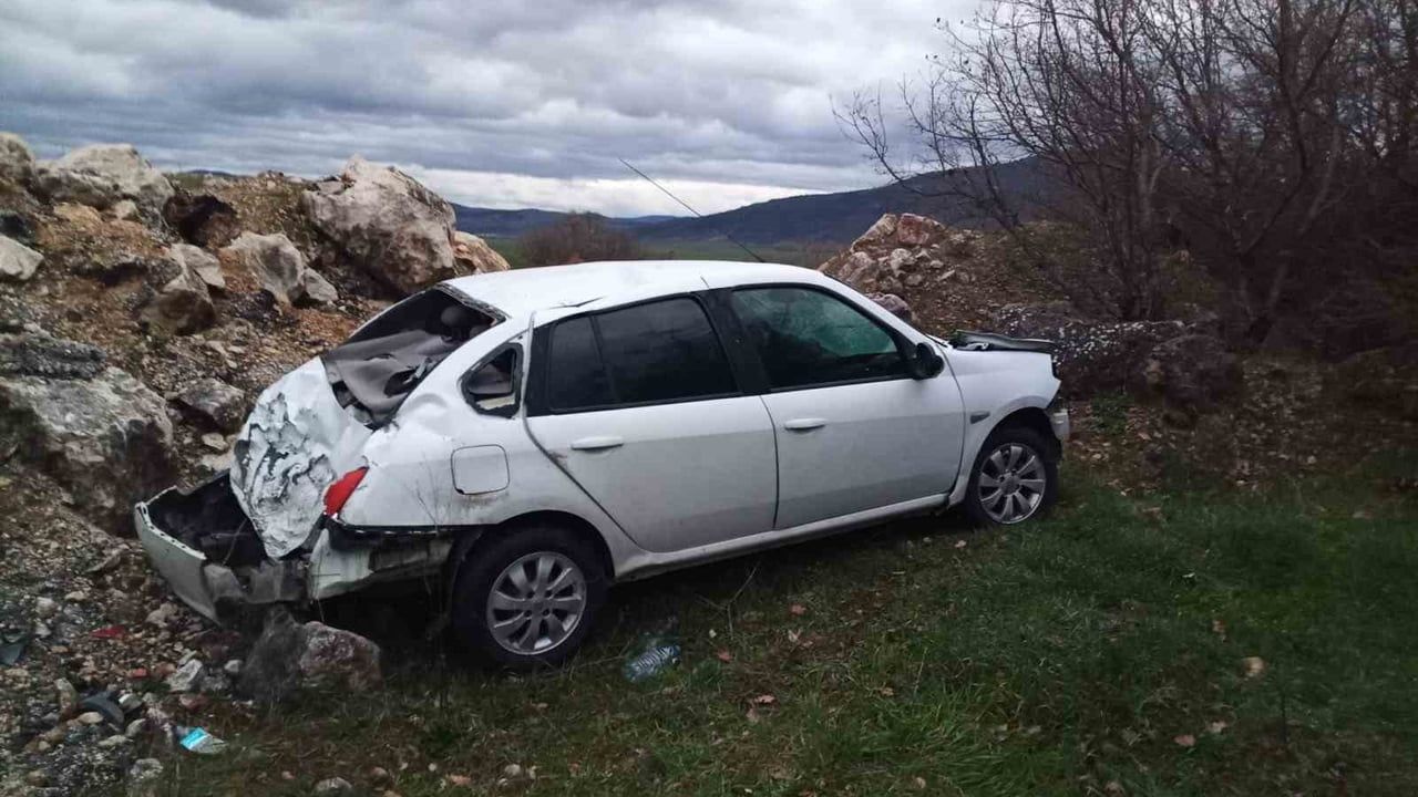Bilecik'te kontrolden çıkan otomobil şarampole uçtu, sürücü yaralandı