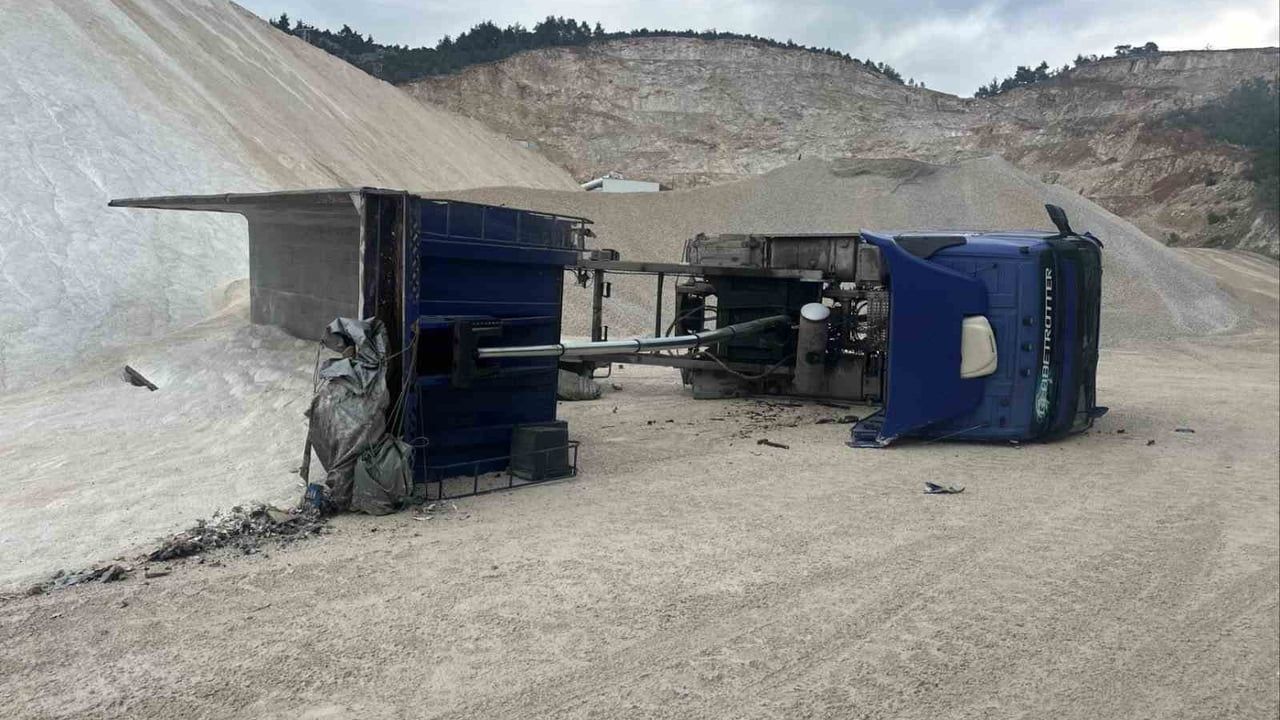 Bilecik’te kum boşaltırken kamyon devrildi: 1 işçi hafif yaralandı