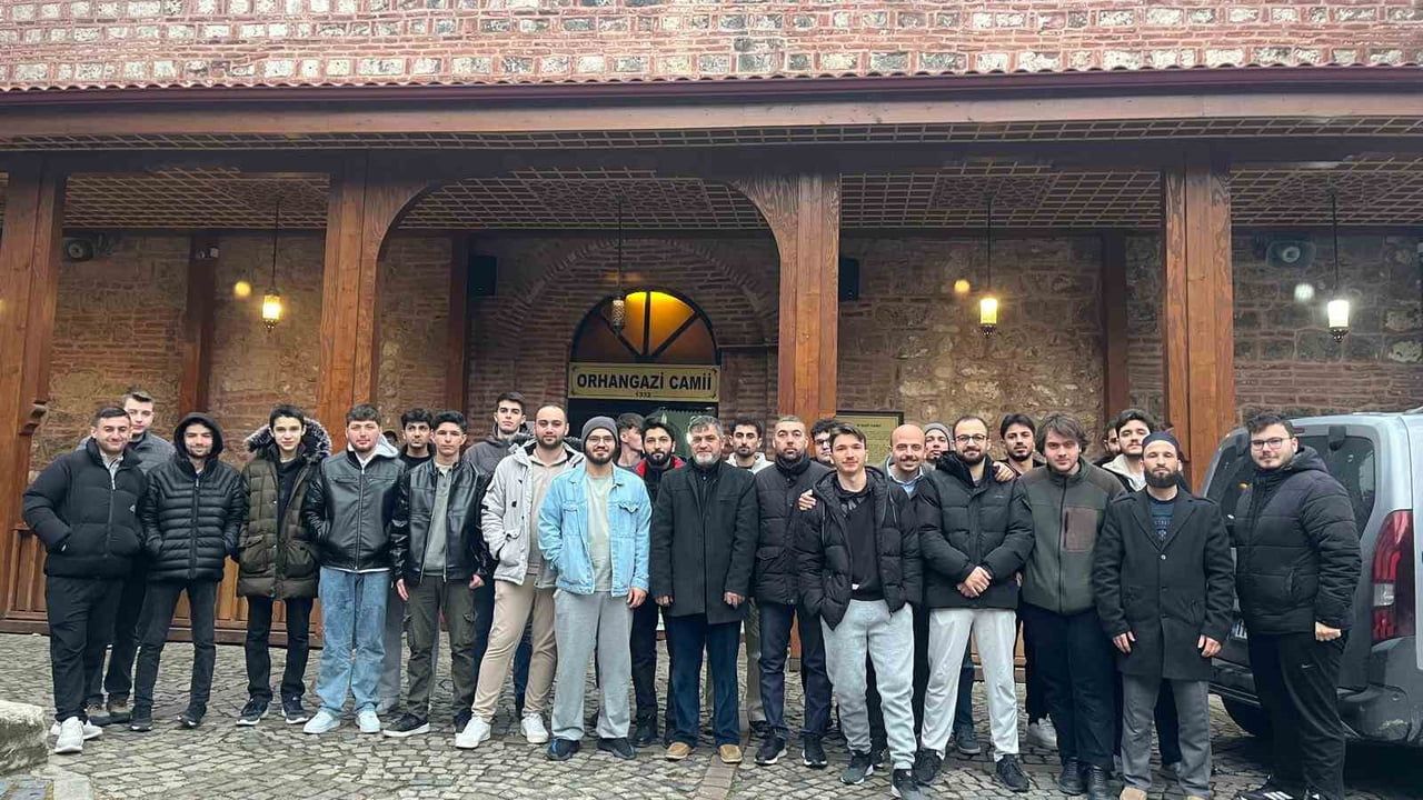 Bilecik'te KYK öğrencileri Orhangazi Camii'nde sabah namazında buluştu