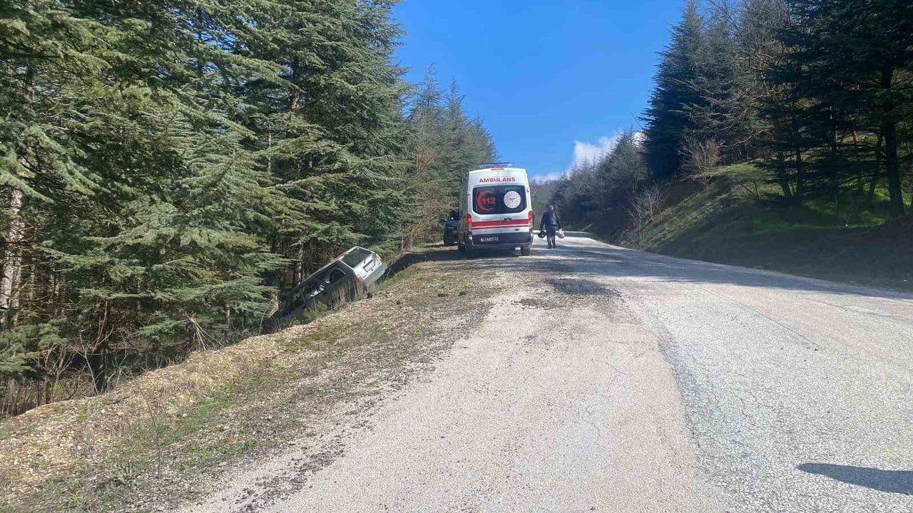 Bilecik'te otomobil direksiyon hâkimiyetinin kaybedilmesi sonucu ormanlık alana savruldu; 2 yaralı