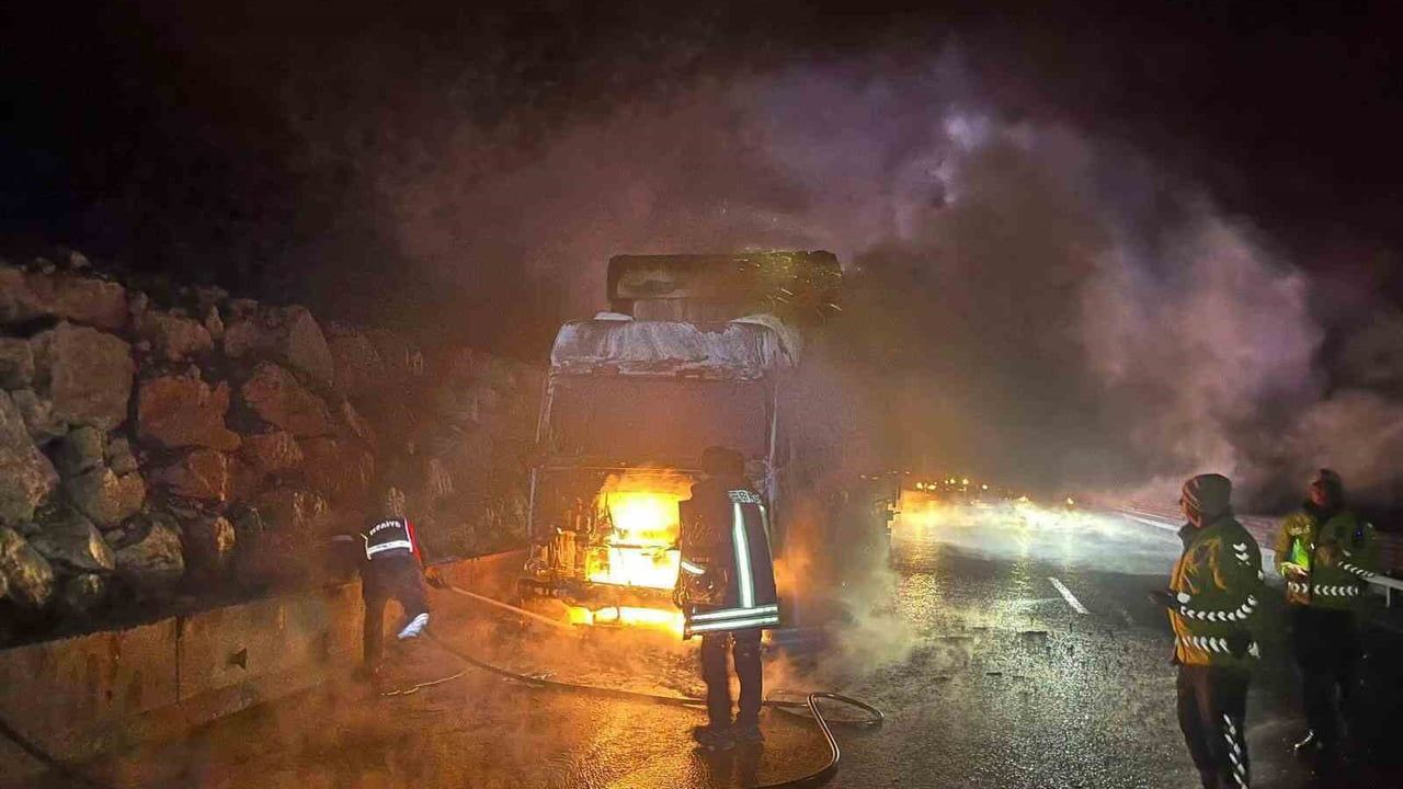 Bilecik’te seyir halindeki tır alev aldı; sürücü yara almadan kurtuldu