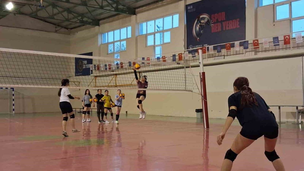 Bilecik'te voleybol antrenmanları: Teknik gelişim ve takım uyumu öne çıkıyor