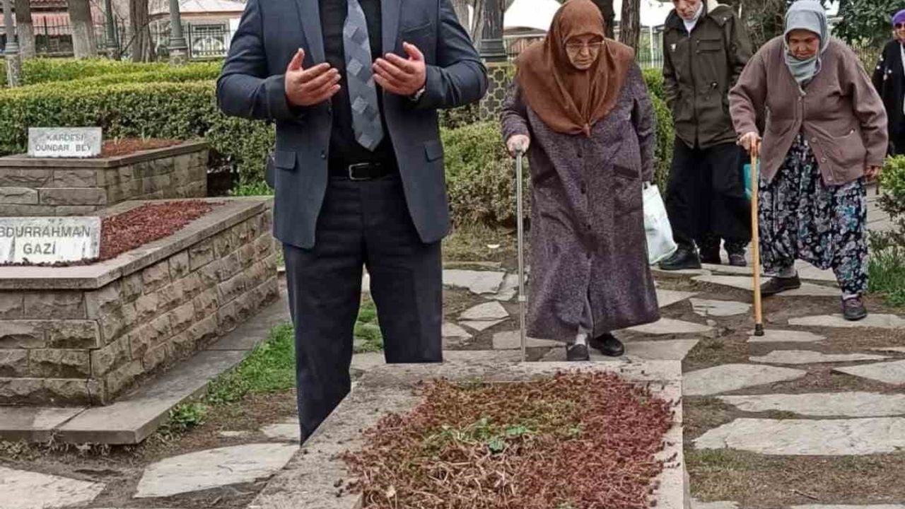 Bilecik'teki huzurevi sakinleri Söğüt'teki türbeleri ziyaret etti