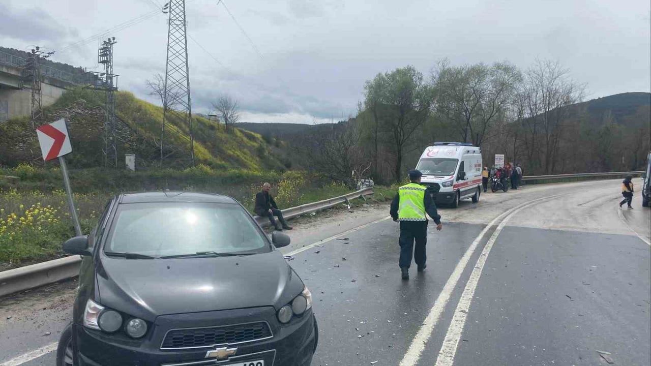 Bilecik Vezirhan'da zincirleme trafik kazası: 3 araç, 4 yaralı